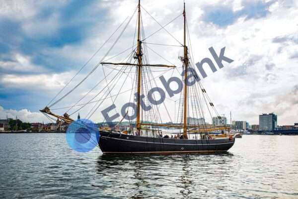 Klassisk Træskib i Havnen